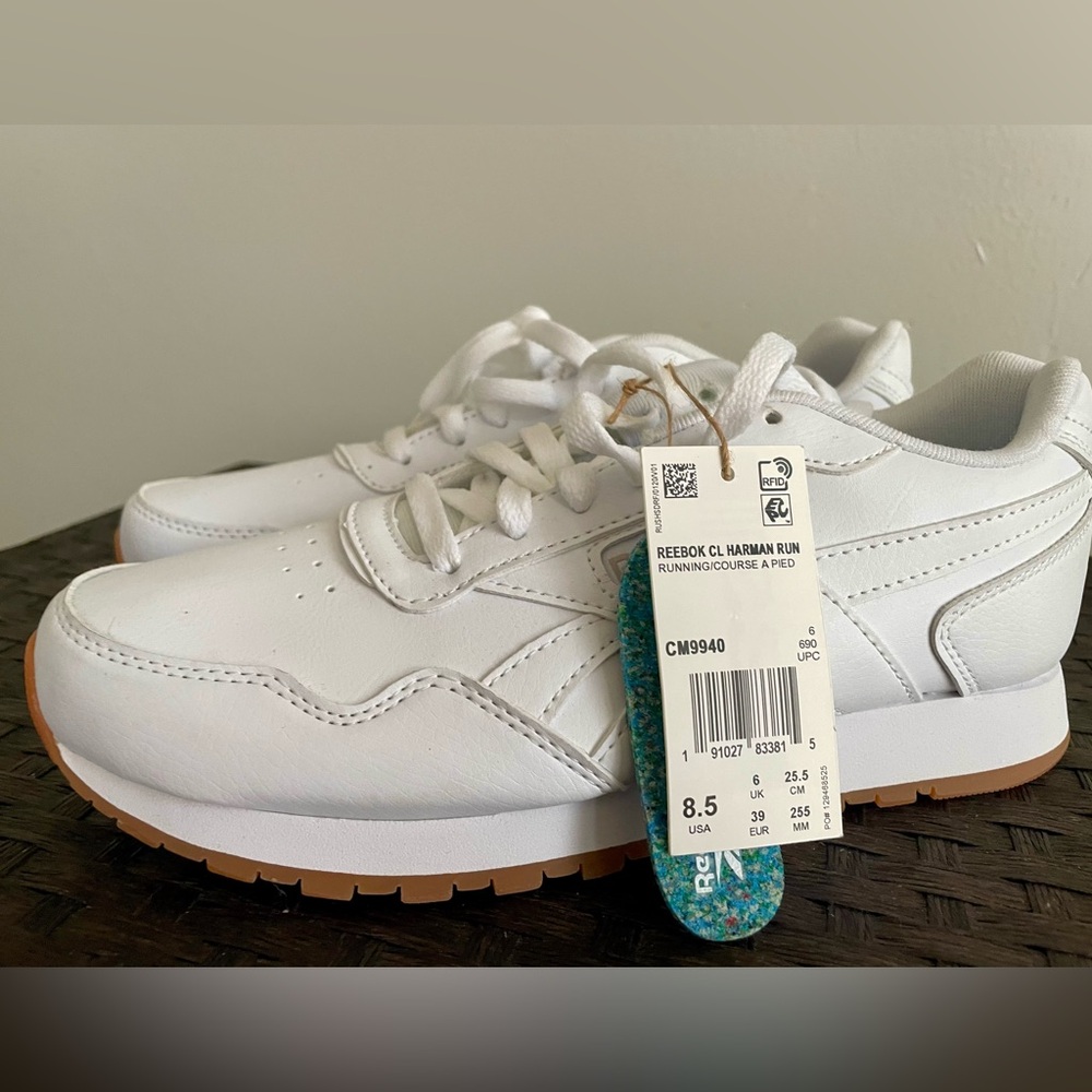 Reebok White Athletic Shoes Sleek Design